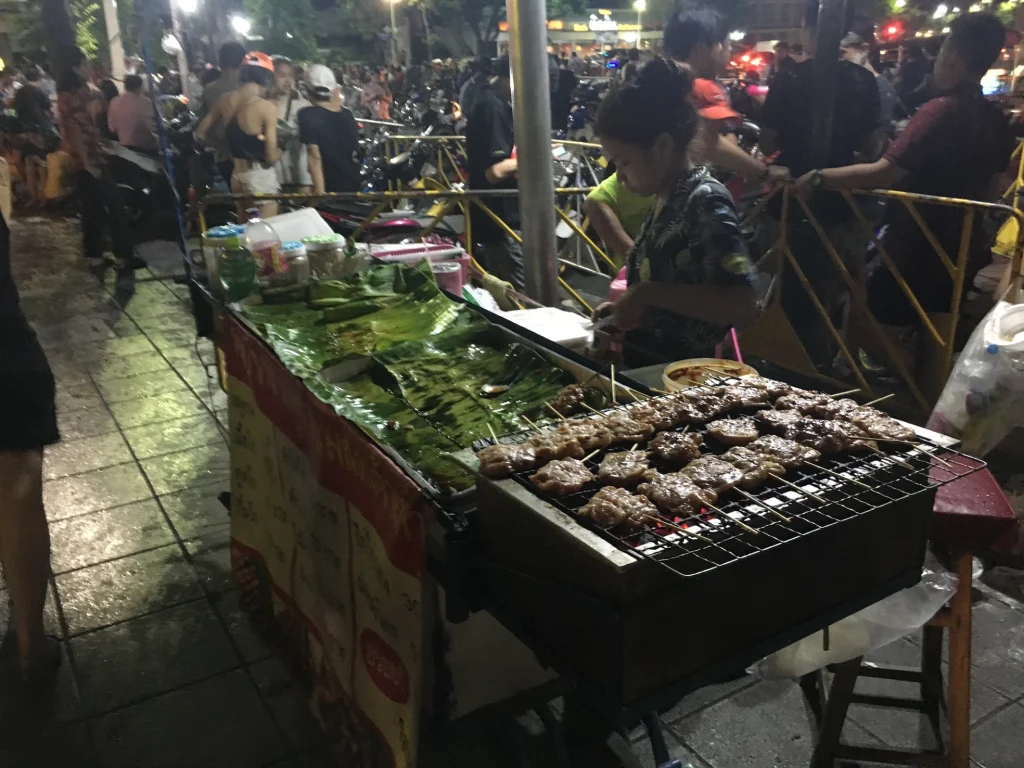 Street Food sur la Khaosan Road... Pendant Songkran !