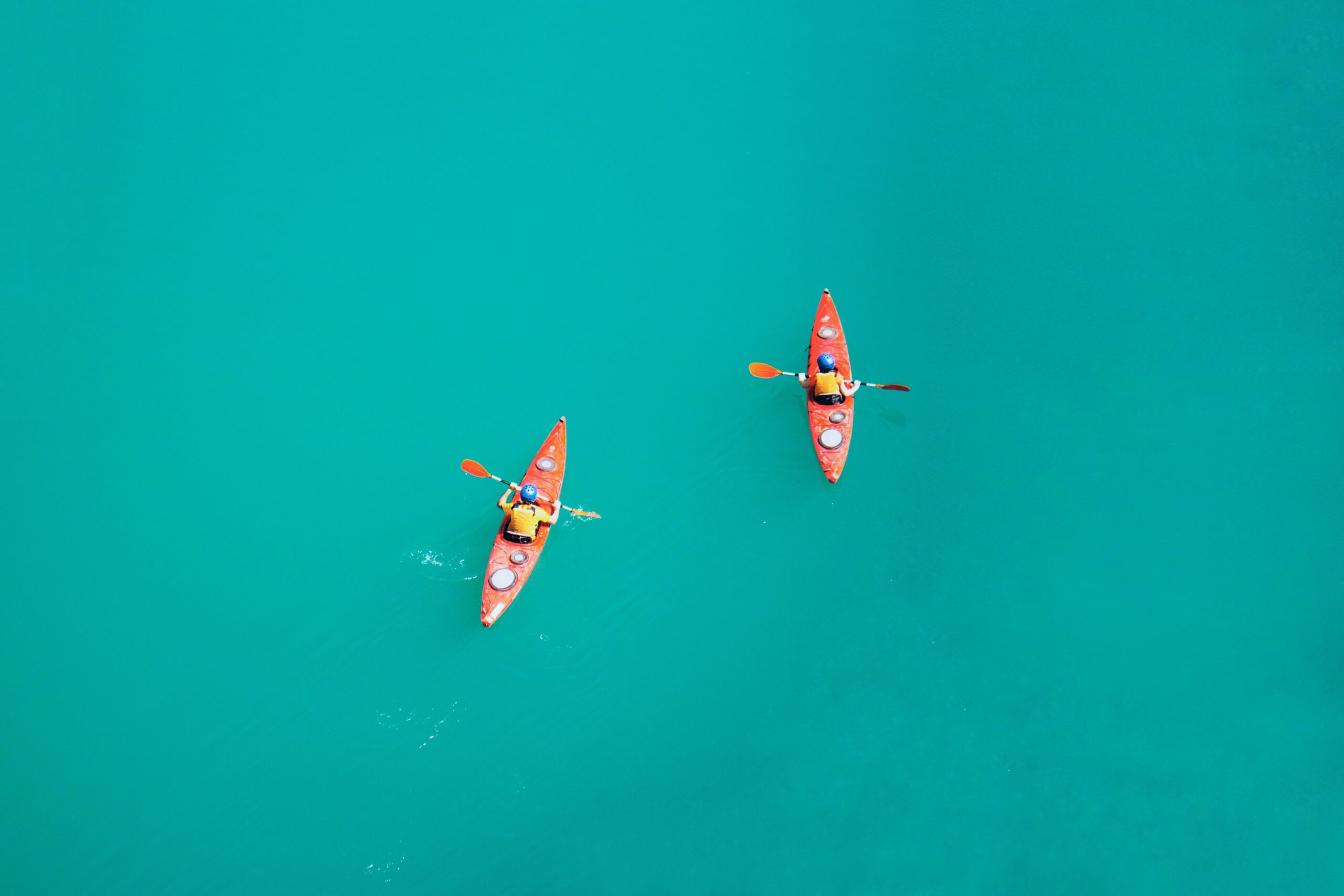 colonie de vacances, kayak dans les calanques de Cassis, séjour responsable et tourisme durable